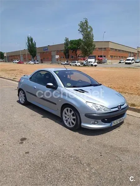 Usado Peugeot 206 138 CV (101 kW) 2001 Gris / plata Descapotable