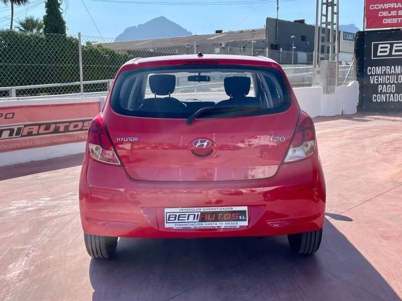 Käytetty Hyundai i20 75 HP (55 kW) 2013 Punainen Viistoperä
