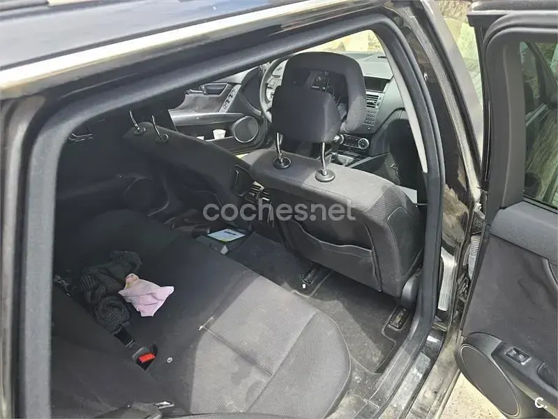 Usado Mercedes C200 136 CV (100 kW) 2010 Negro Familiar