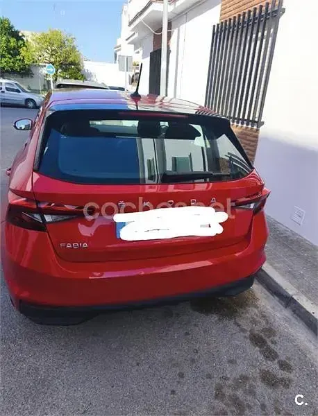 Usado Skoda Fabia Essence 80 CV (58 kW) 2023 Rojo Utilitario