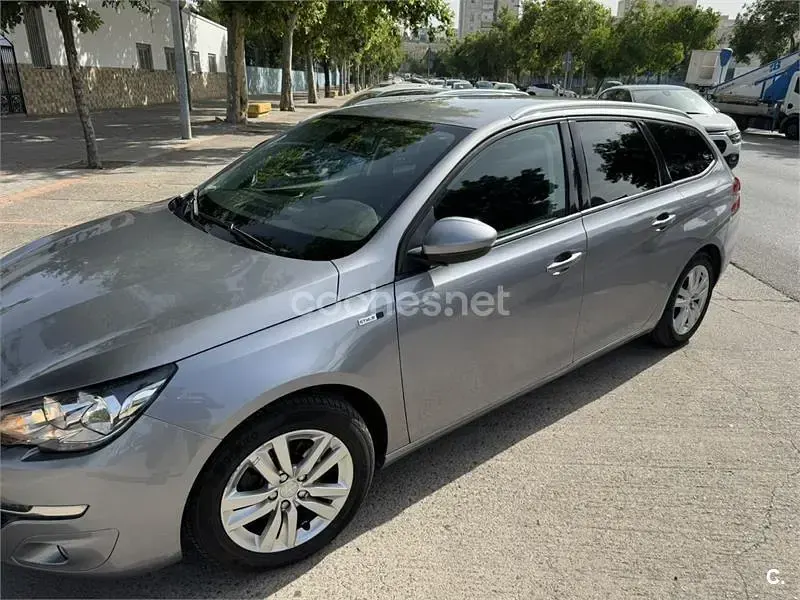 Usado Peugeot 308 SW Active 130 CV (95 kW) 2016 Gris / plata Familiar