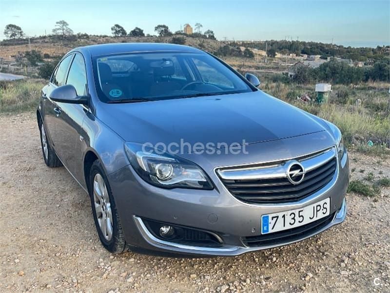 Usado Opel Insignia Selective 120 CV (88 kW) 2016 Gris / plata Berlina