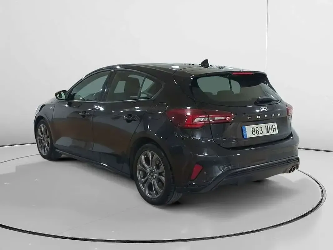 Usado Ford Focus ST-Line 125 CV (91 kW) 2023 Negro Utilitario