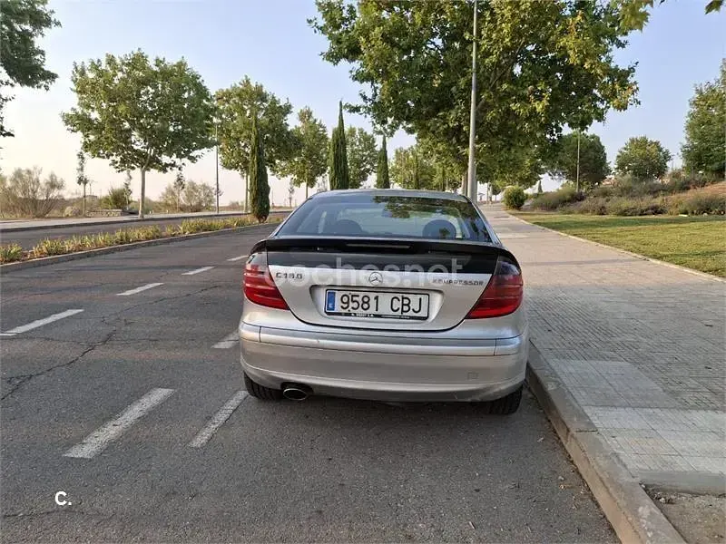 Usado Mercedes C180 143 CV (105 kW) 2002 Gris / plata Berlina