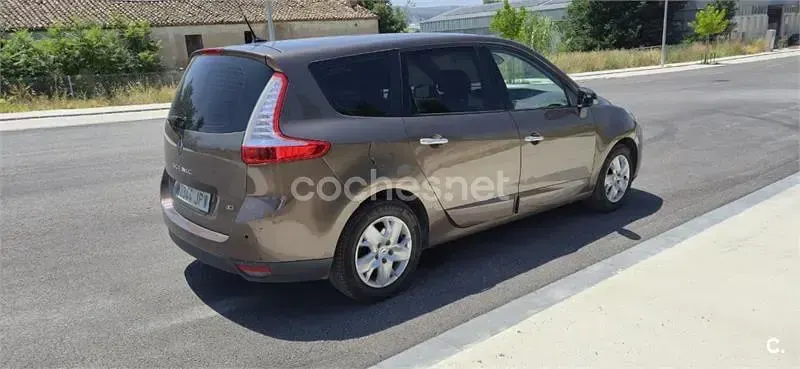 Usado Renault Scenic E-Tech Dynamique 130 CV (95 kW) 2011 Marrón Monovolumen