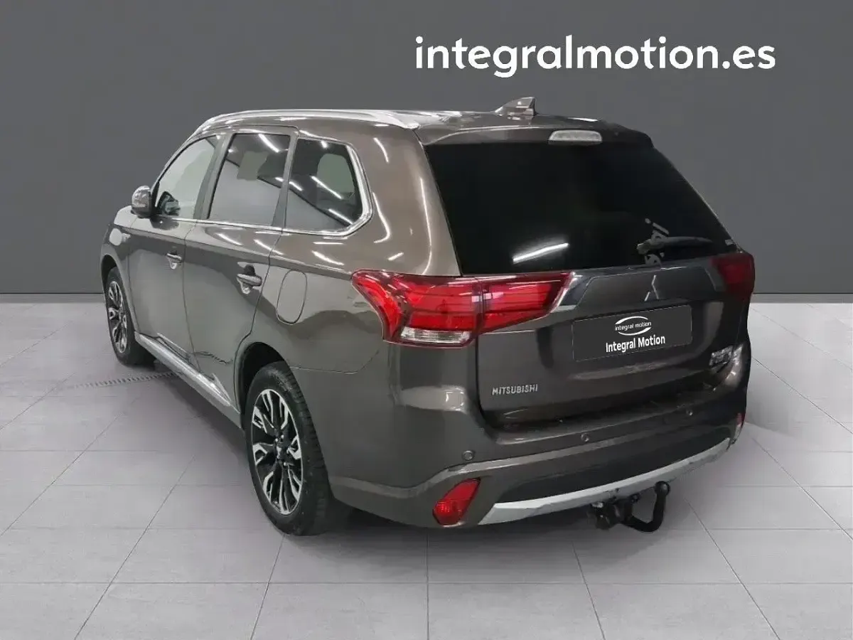 Usado Mitsubishi Outlander P-HEV 203 CV (149 kW) 2018 Gris SUV
