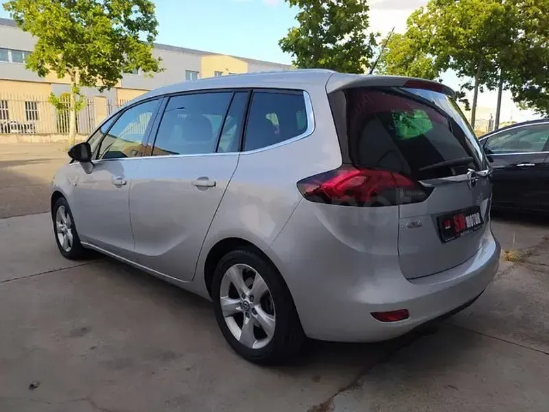 Usado Opel Zafira Tourer Expression 120 CV (88 kW) 2016 Gris / plata Monovolumen