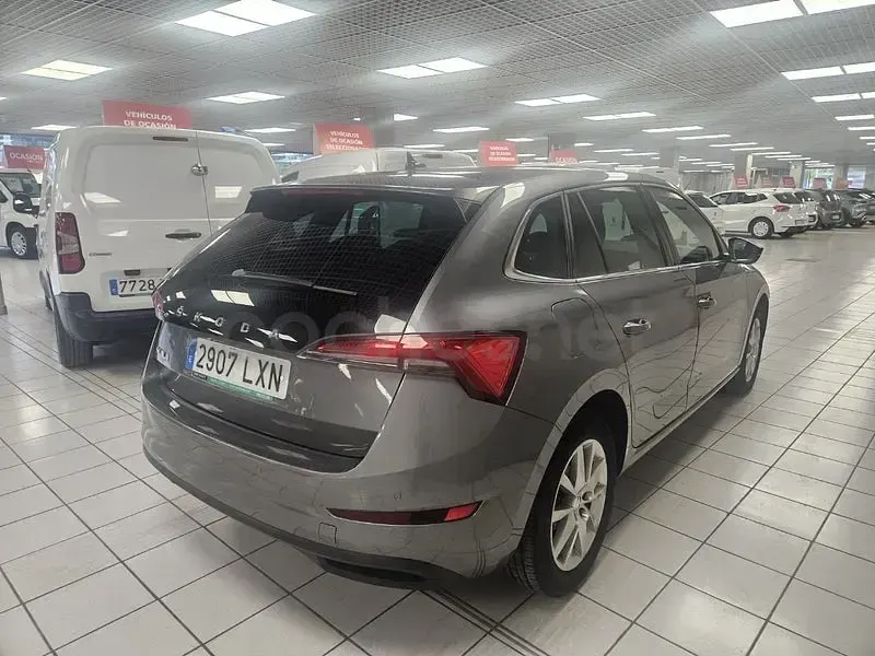 Usado Skoda Scala 95 CV (69 kW) 2022 Gris / plata Utilitario
