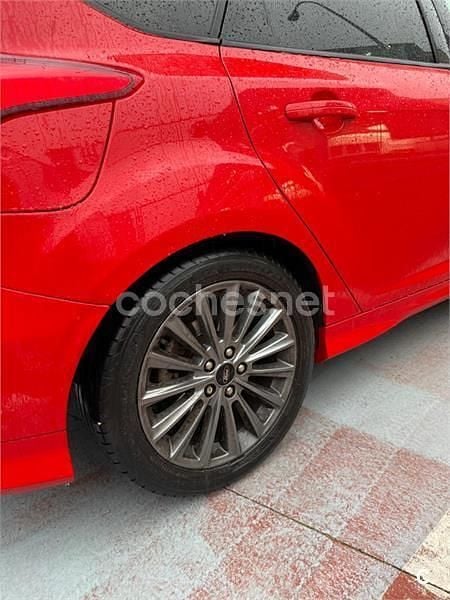 Usado Ford Focus ST-Line 125 CV (91 kW) 2018 Rojo Berlina
