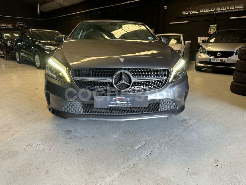Usado Mercedes A180 Style 109 CV (80 kW) 2016 Gris / plata Berlina