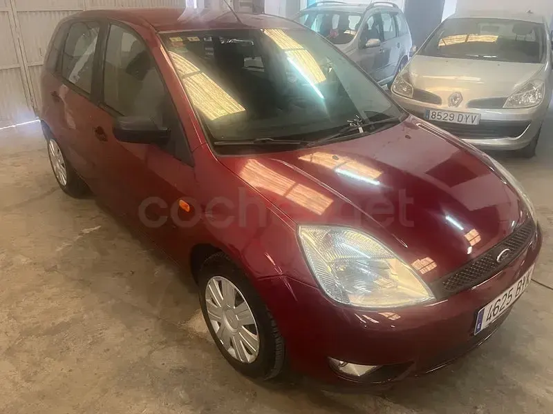 Usado Ford Fiesta Trend 80 CV (58 kW) 2002 Granate Utilitario