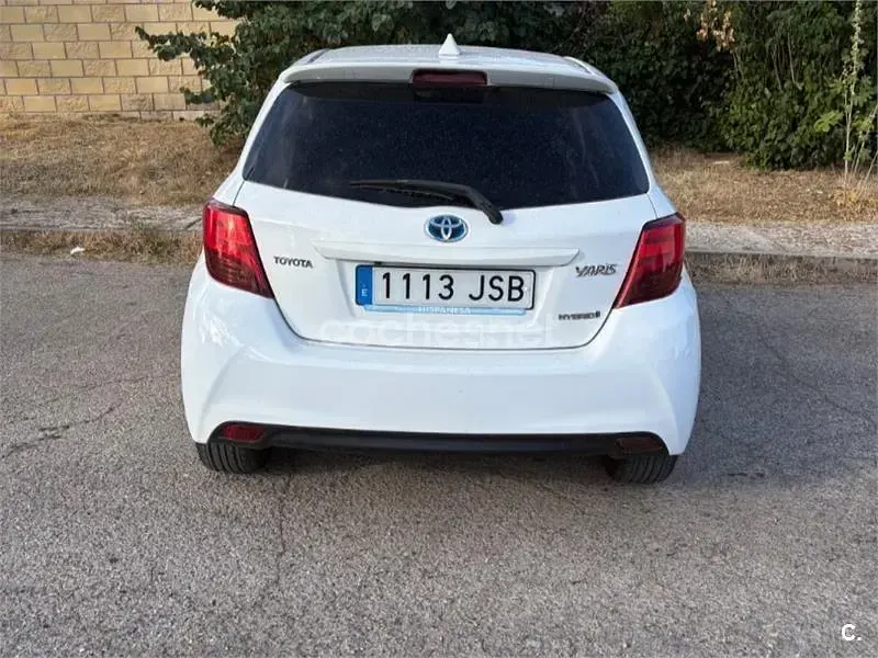 Usado Toyota Yaris Hybrid 100 CV (73 kW) 2016 Blanco Berlina
