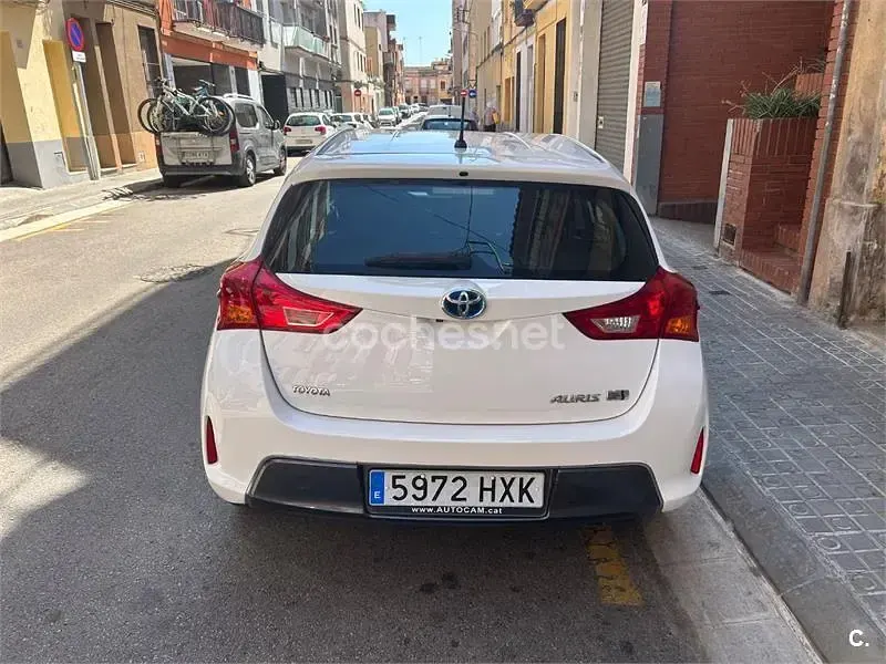 Usado Toyota Auris Hybrid Active 136 CV (100 kW) 2014 Blanco Berlina