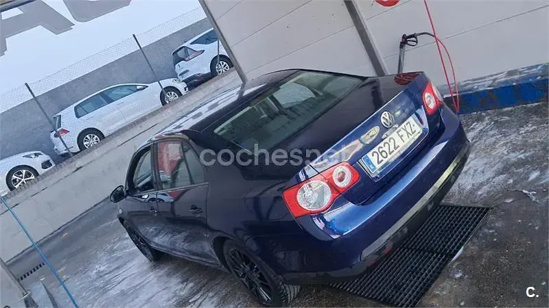 Usado VW Jetta Trendline 105 CV (77 kW) 2007 Azul Berlina