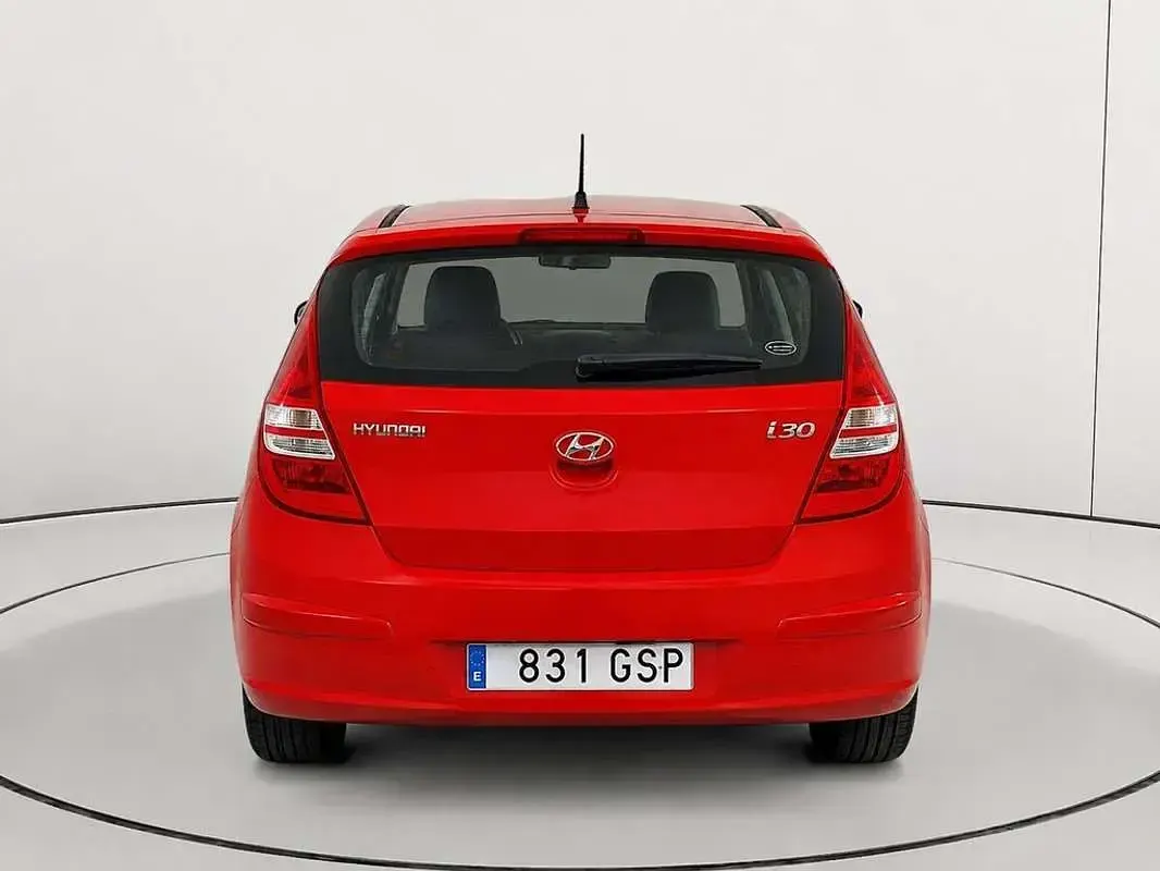 Usado Hyundai i30 Comfort 109 CV (80 kW) 2009 Rojo Utilitario