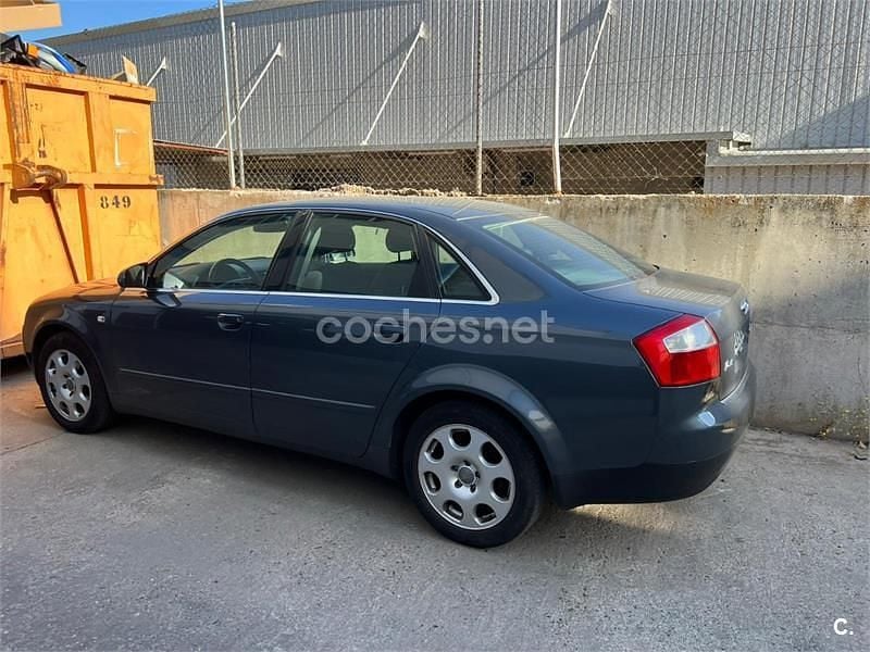 Usado Audi A4 130 HP (95 kW) 2004 Cinzento Sedan