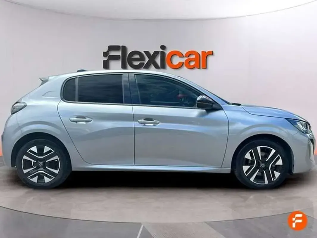 Usado Peugeot 208 Allure 101 CV (74 kW) 2025 Gris Utilitario