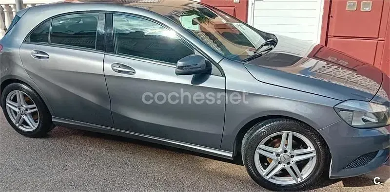 Usado Mercedes A180 Urban 109 CV (80 kW) 2014 Gris / plata Berlina