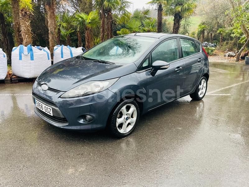 Usado Ford Fiesta Trend 68 CV (50 kW) 2010 Gris / plata Berlina