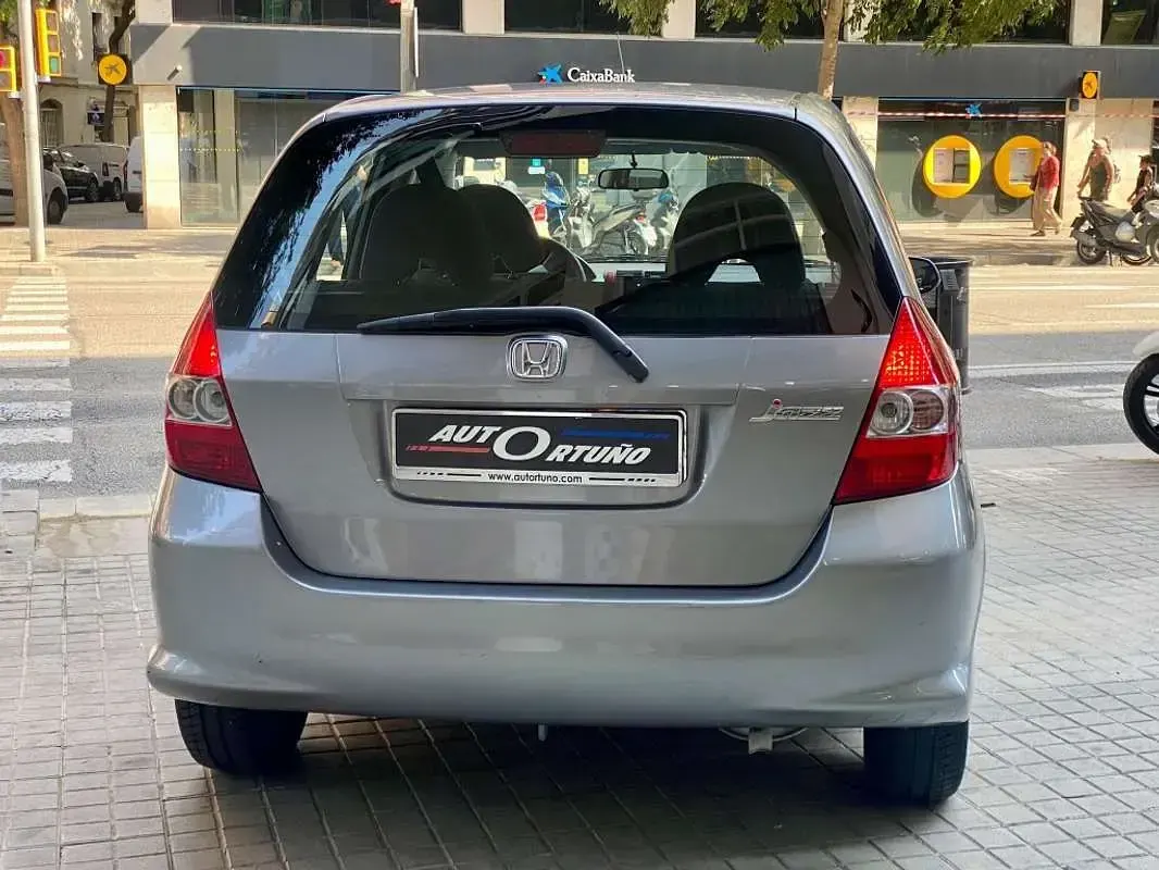 Usado Honda Jazz 78 CV (57 kW) 2006 Gris Utilitario