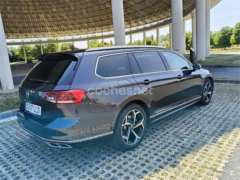 Usado VW Passat R-line 150 CV (110 kW) 2020 Negro Familiar