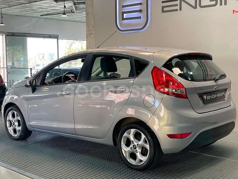 Usado Ford Fiesta Trend 75 CV (55 kW) 2012 Gris / plata Berlina