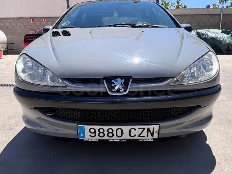 Usado Peugeot 206 90 CV (66 kW) 2004 Gris / plata Berlina