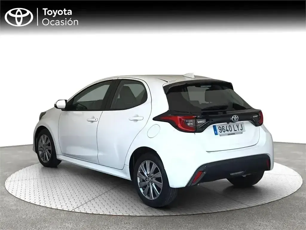 Usado Toyota Yaris Hybrid Active 116 CV (85 kW) 2022 Blanco Monovolumen