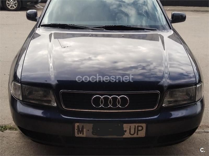 Usado Audi A4 150 CV (110 kW) 1998 Azul Berlina