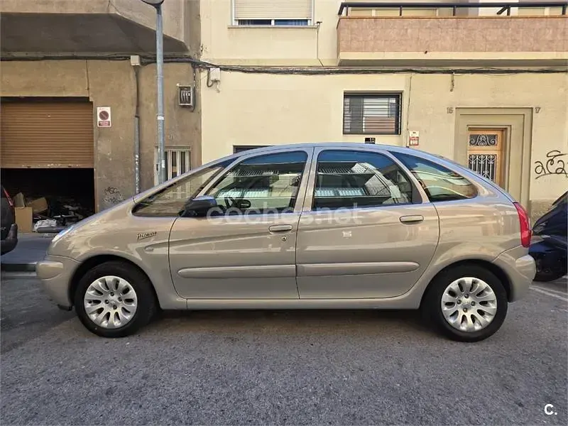 Usado Citroën Xsara Picasso Exclusive 95 CV (69 kW) 2002 Beige Monovolumen
