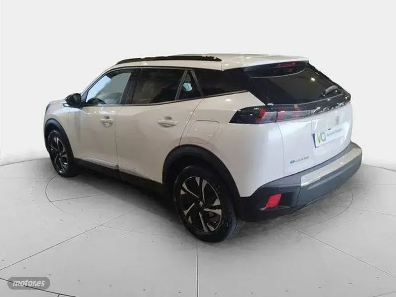 Usado Peugeot e-2008 Allure 100 kW (136 CV) 2023 Plateado SUV
