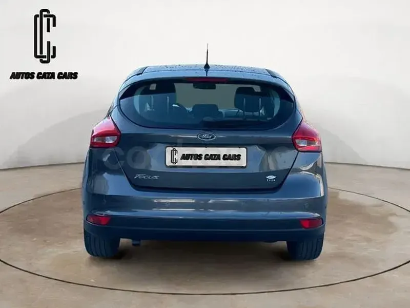 Usado Ford Focus Trend 120 CV (88 kW) 2015 Gris / plata Berlina