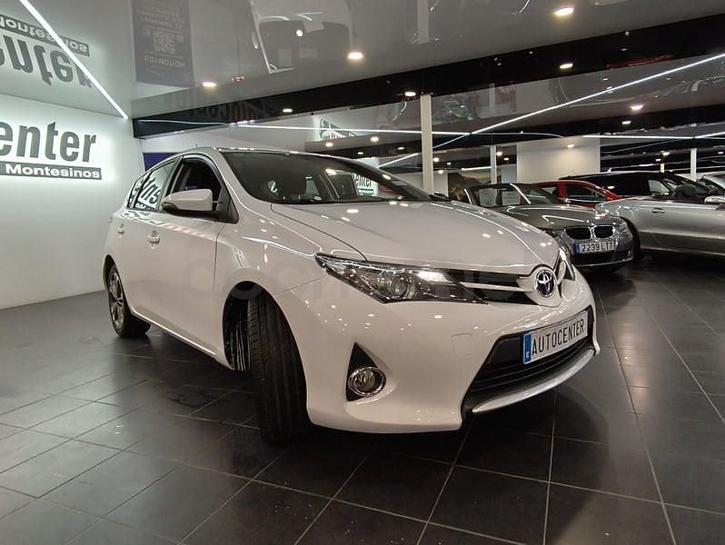 Usado Toyota Auris Active 90 CV (66 kW) 2015 Blanco Berlina