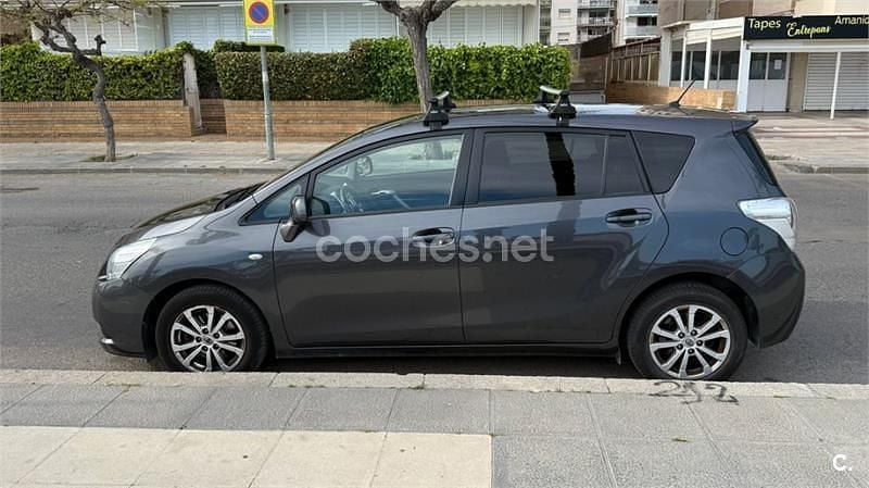 Usado Toyota Verso Advance 126 CV (92 kW) 2011 Gris / plata Monovolumen