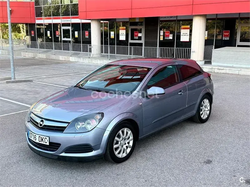 Usado Opel Astra GTC Enjoy 100 CV (73 kW) 2006 Gris / plata Berlina