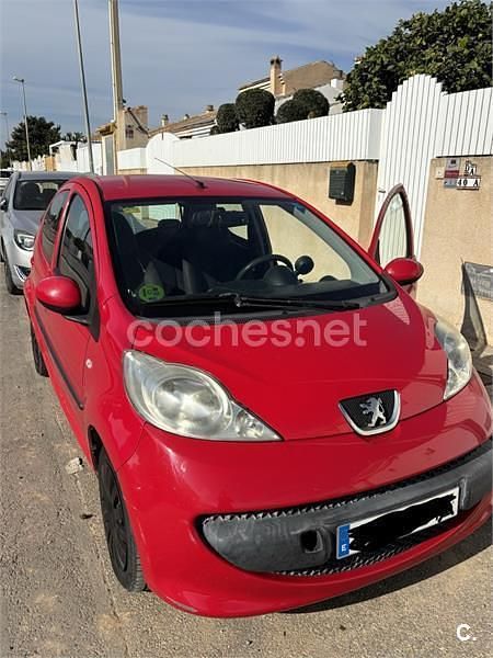 Usado Peugeot 107 68 CV (50 kW) 2006 Rojo Utilitario