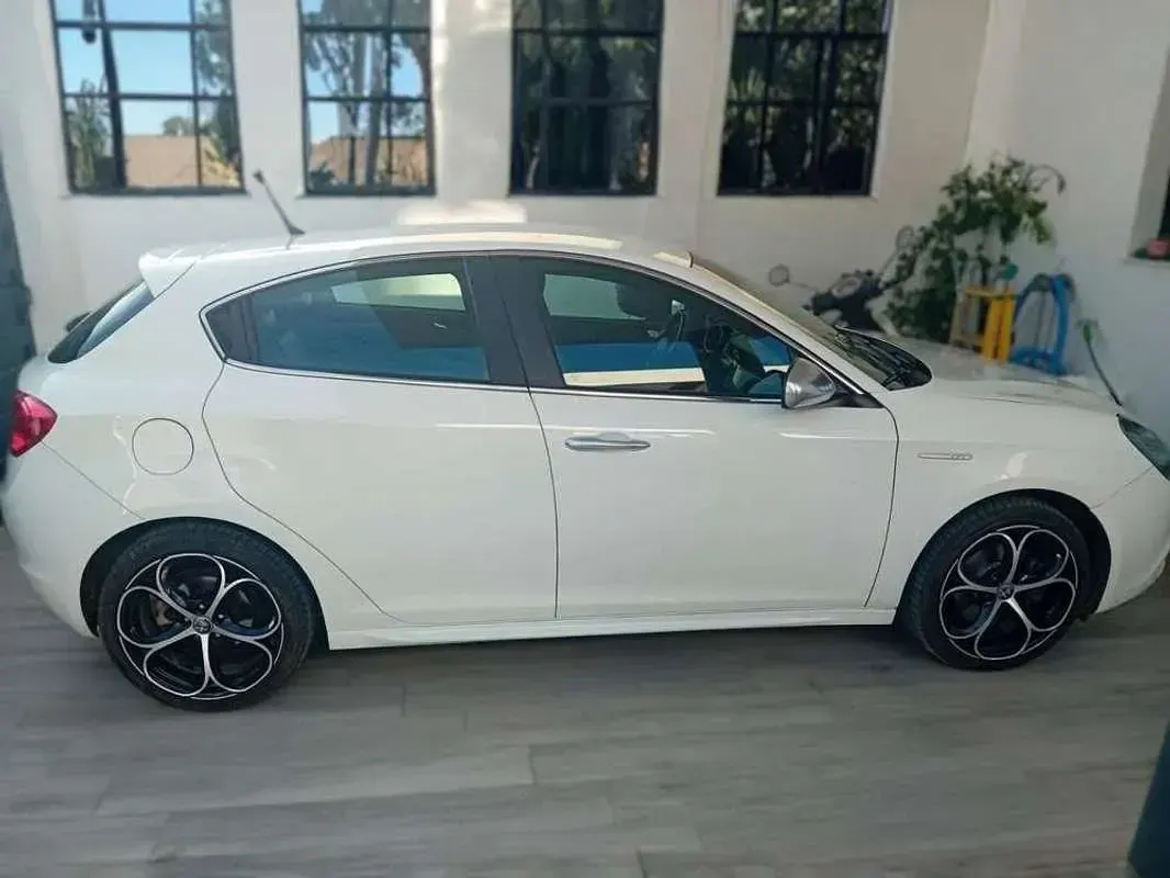 Usado Alfa Romeo Giulietta Distinctive 140 CV (102 kW) 2013 Blanco Utilitario