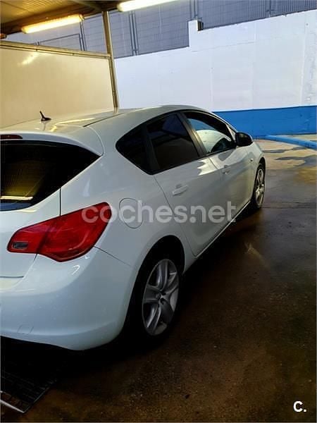 Usado Opel Astra Enjoy 115 CV (84 kW) 2011 Blanco Berlina