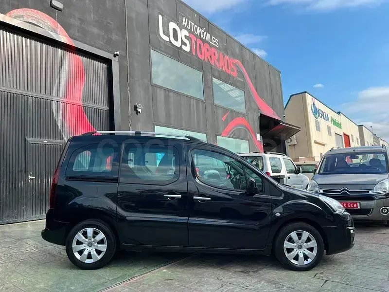 Usado Citroën Berlingo Feel 100 CV (73 kW) 2016 Negro Monovolumen