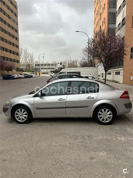 Usado Renault Mégane Authentique 120 CV (88 kW) 2006 Gris / plata Berlina