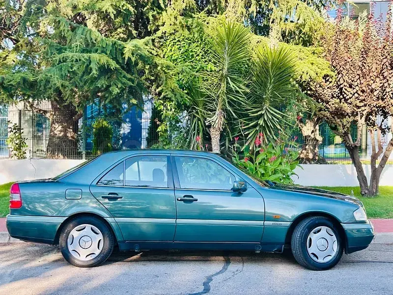Usado Mercedes C230 Elegance 150 CV (110 kW) 1997 Verde Berlina
