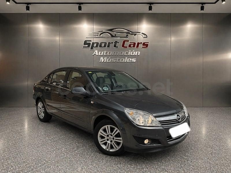 Usado Opel Astra Edition 110 HP (80 kW) 2011 Cinzento Sedan