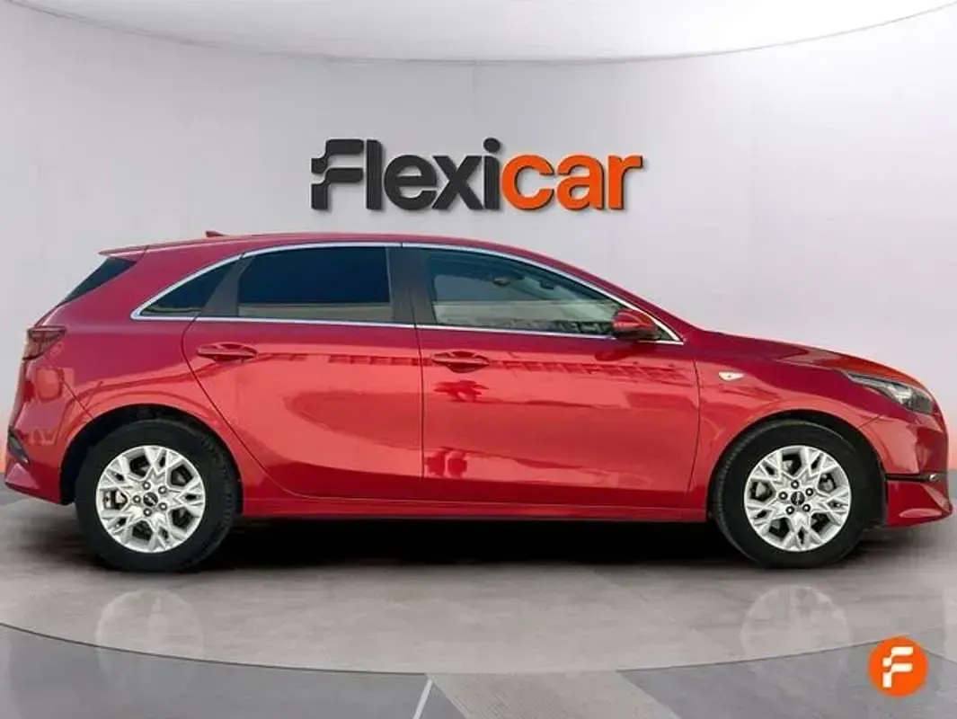 Usado Kia Ceed GT GT-Line 120 CV (88 kW) 2024 Rojo Familiar