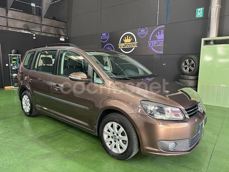 Usado VW Touran Advance 105 CV (77 kW) 2014 Marrón Monovolumen