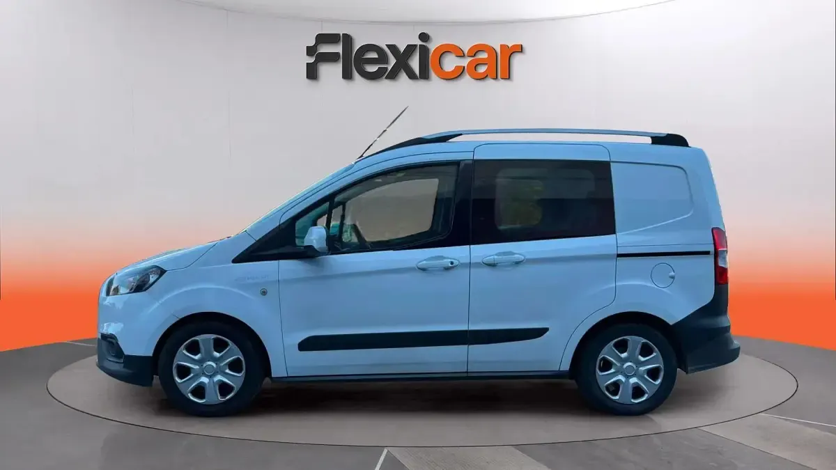 Usado Ford Tourneo Courier Ambiente 75 CV (55 kW) 2019 Blanco Monovolumen