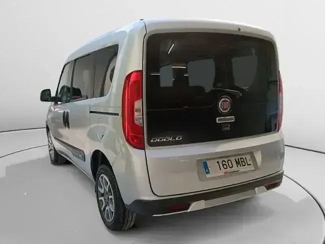 Usado Fiat Doblò Trekking 120 CV (88 kW) 2022 Gris Monovolumen