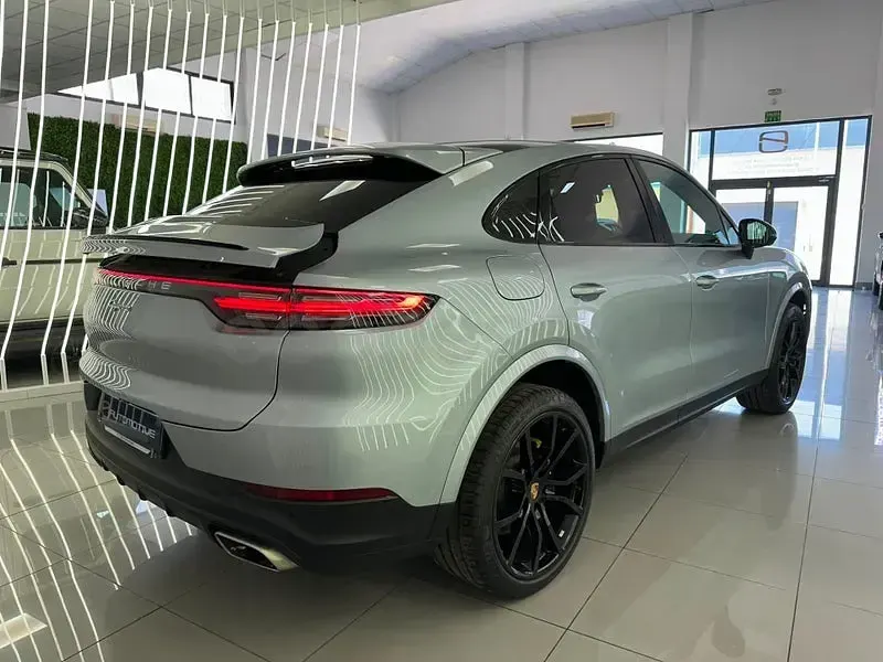 Usado Porsche Cayenne 462 CV (339 kW) 2021 Gris / plata SUV