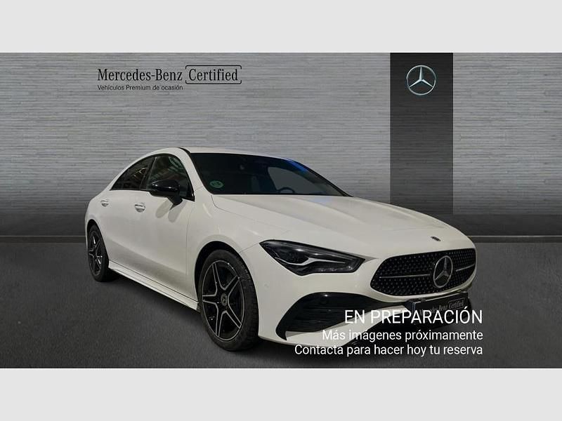 Usado Mercedes CLA220 AMG line 190 CV (139 kW) 2025 Pintura uni, blanco polar Berlina