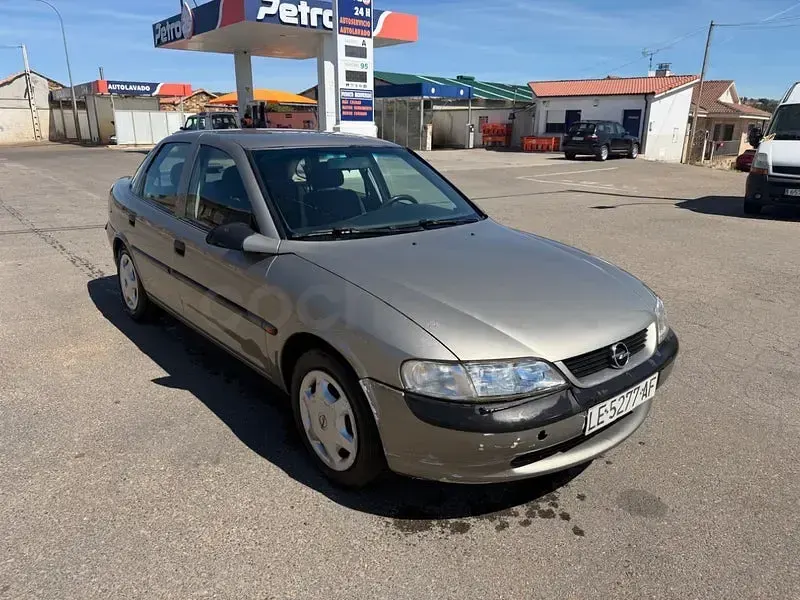 Usado Opel Vectra 100 CV (73 kW) 1999 Beige Berlina