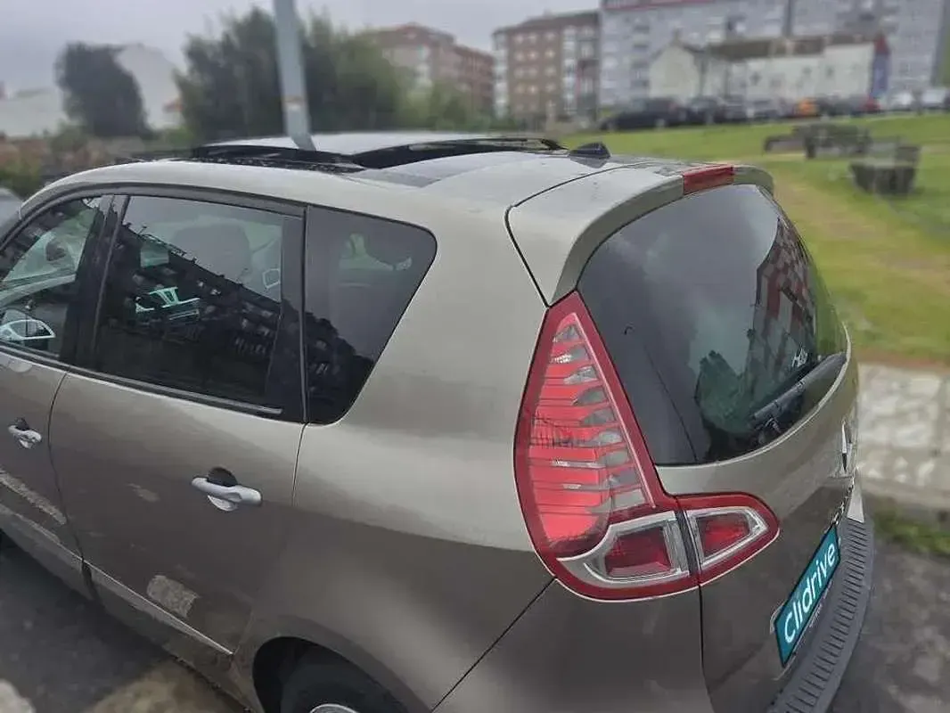 Usado Renault Scenic E-Tech Dynamique 106 CV (77 kW) 2010 Beige Monovolumen